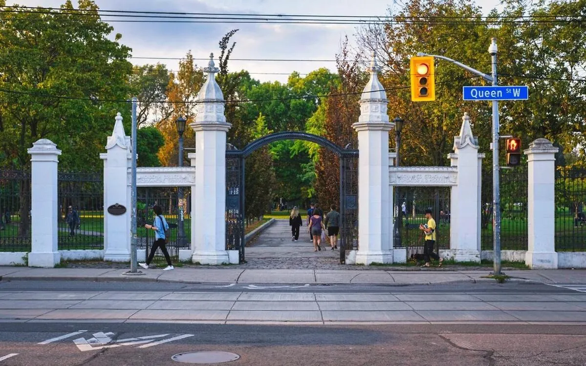 Mins Walk To Trinity Bellwood Park From Your Apartment Downtown Toronto 0*,  Canada
