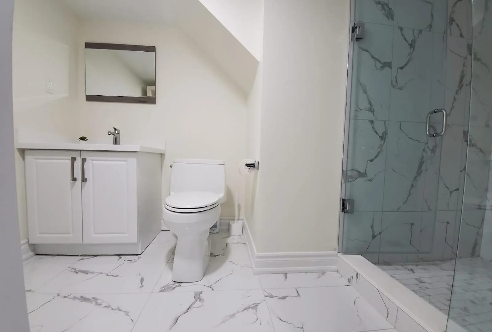 Mins Walk To Trinity Bellwood Park From Your Apartment Downtown Toronto 0*,  Canada
