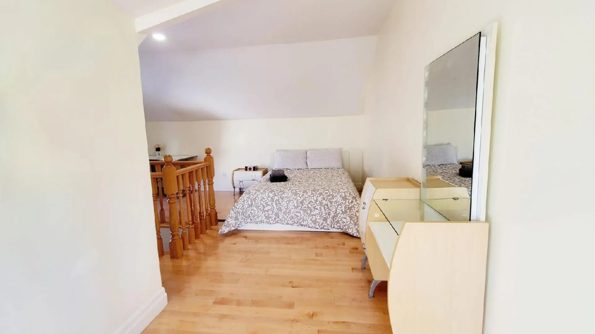 Mins Walk To Trinity Bellwood Park From Your Apartment Downtown Toronto 0*,  Canada